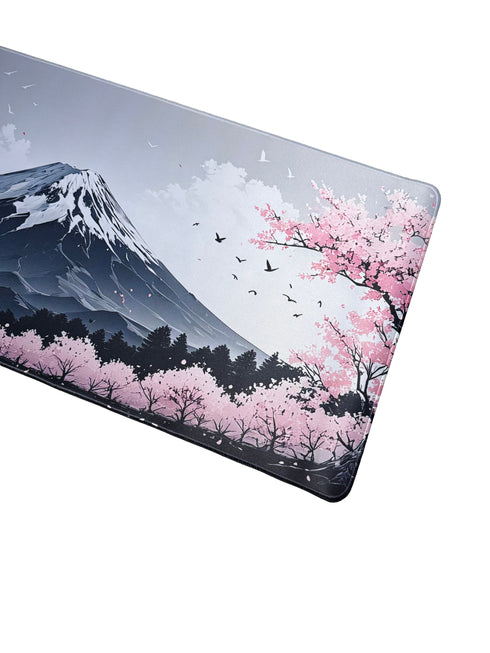 Muismat met serene Mount Fuji scène en pastelroze kersenbloesems – voor werk en gaming